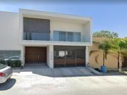 CASA MODERNA DE GRAN TAMAÑO CON EXCELENTE UBICACIÓN