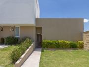 Casa moderna de un nivel en fraccionamiento con...