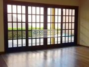 Casa moderna e espaçosa com 4 dormitórios e 6 vagas