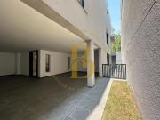 Casa moderna, em condomínio fechado, localizada na...