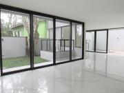 Casa moderna, em condomínio fechado, localizada no...