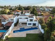 CASA MODERNA EM TERRENO VAZADO NA QI 13!