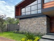 CASA MODERNA EN CAMPO DE GOLF ALTOZANO, MORELIA