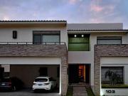 Casa Moderna en Campo de Golf La Herradura, Una Casa...