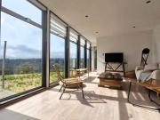 Casa moderna en condominio con piscina y seguridad