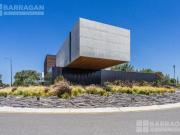 Casa moderna en esquina con excelentes acabados