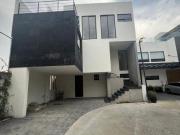 Casa moderna en fraccionamiento cerrado y alta seguridad...
