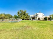 Casa moderna en Las Brisas de Chicureo, orilla de cancha