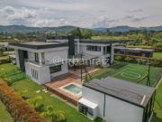 CASA MODERNA EN LLANO GRANDE DE 6 HABITACIONES, CANCHA,...