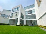 Casa moderna en RENTA dentro de fraccionamiento con...