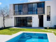 Casa moderna en venta con alberca en Lomas de Tetela,...