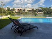 Casa moderna en venta con amplio jardín y acabados de...