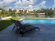 Casa moderna en venta con amplio jardín y acabados de...