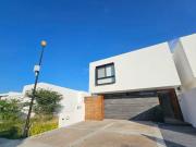 Casa Moderna en venta con amplio jardín y doble altura...