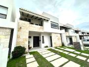 Casa moderna en venta en Altozano con doble acceso entre...