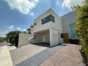 CASA MODERNA EN VENTA EN CALLE PRINCIPAL. EN FRACC....