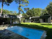 Casa moderna en venta en Carilo