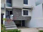 Casa Moderna en Venta en Condominio con Alberca cerca en...