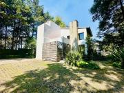 Casa moderna en venta frente al Club de Golf Los Encinos...