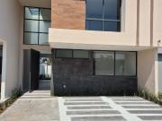 Casa moderna, iluminada en fraccionamiento privado...