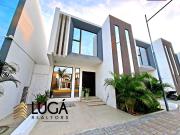 Casa moderna semi amoblada en renta en Vía...