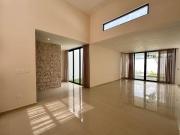 CASA MONICA CON SALA DOBLE ALTURA Y PANELES SOLARES EN...