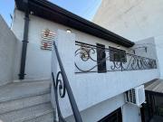 Casa multifamiliar con local, quincho y cochera