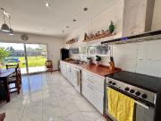 Casa multifamiliar con quincho,parrilla y terreno