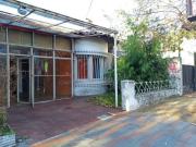 Casa muy amplia en lote propio a RECICLAR en Ramos Mejía...