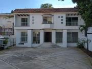 CASA MUY AMPLIA USO MIXTO BUENA UBICACION