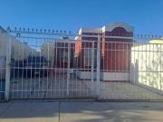 Casa muy bien ubicada en Calle Principal de Fracc. al...