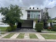 La Casa de Tus Sueños Te Espera en El Manantial