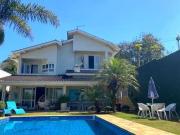 Casa com piscina e espaço gourmet e 5 suítes e 4 vagas...