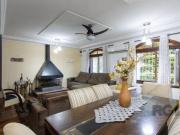 Casa no bairro Cristal, Possui 4 dormitórios, sendo...