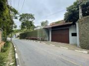Casa no Miolo da Granja Viana. 4 dormitórios piscina
