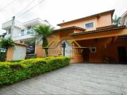 Casa no Res. Alphaville 04 com 1 suíte 4 banheiros à...
