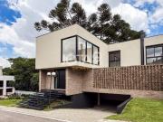 Casa nova 3 quartos em condominio fechado j8