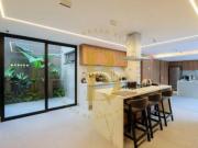 Casa nova á venda com 420m², 04 suítes, piscina e 03...