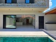 Casa nova com 4 suítes, espaço gourmet e piscina...