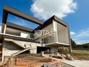Casa nova com 4 suítes no ecoville j8