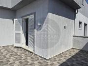 Casa nova com piscina, 04 quartos e apenas 100m do mar...