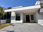 Casa nova com piscina no Condomínio Terras de São Francisco