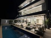 Casa Nova e Sofisticada com 5 Suítes, Piscina e Elevador...