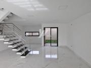 Casa nova em condomínio !