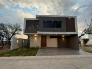 Casa con 3 recámaras en venta, 225 m² superficie de...