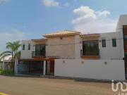 Casa nueva con acabados de lujo, muy espaciosa, con...
