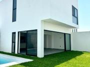 Casa nueva con alberca en Fracc con seguridad, Real...