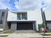 Casa nueva con alberca en zona country