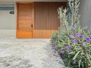 CASA NUEVA CON DISEÑO ARQUITECTÓNICO MODERNO