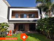 Casa nueva con estilo moderno, en fraccionamiento Las Brisas